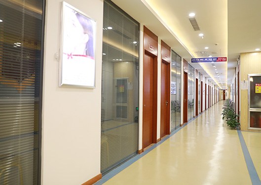 濟(jì)南蔡景龍醫(yī)療美容門診部樓層走廊