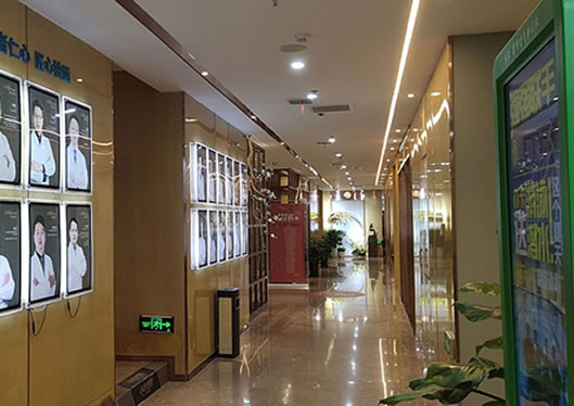 保定藍山醫(yī)院大廳展示墻