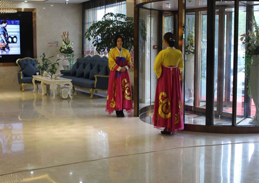定華美整形美容醫(yī)院一樓大廳環(huán)境圖