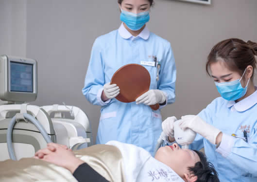 光博士激光美膚治療過程中