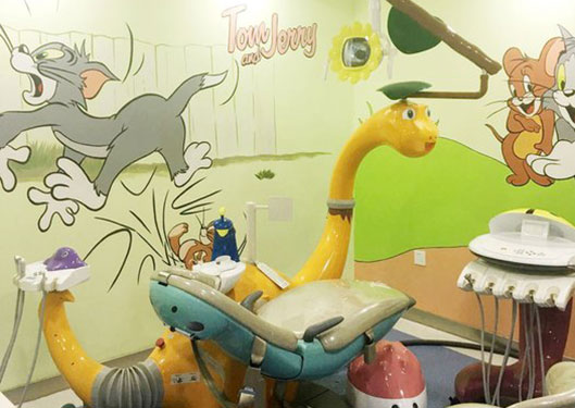 煙臺(tái)百仕口腔門診部?jī)和委熓?></div>
                    </li>
                                                          </ul>
                </td>
            </tr>
            <!-- 對(duì)比案例 -->
            <tr>
              <td class=