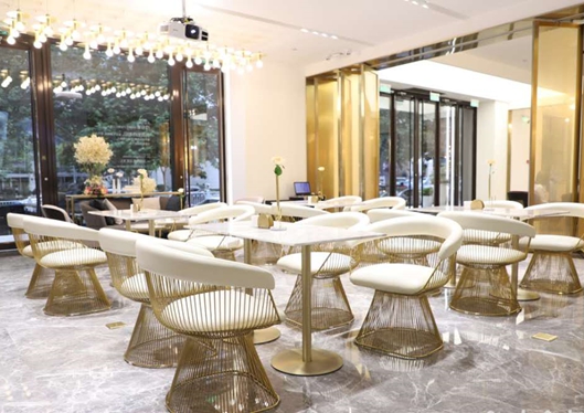 青島博士醫(yī)學美容醫(yī)院溫馨典雅的候診區(qū)