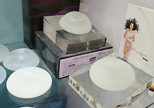 濟(jì)南美蓮醫(yī)療美容醫(yī)院假體展示區(qū)