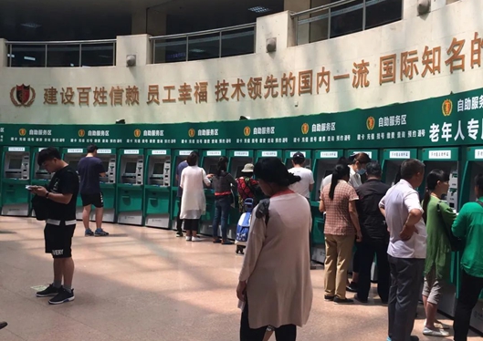 青島大學(xué)附屬醫(yī)院整形美容科寬敞明亮的自助區(qū)