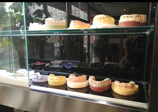 青島全好口腔門診部整齊的牙模展示區(qū)