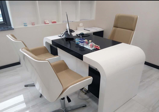 南京牙院長(zhǎng)口腔門診部溫馨整潔的咨詢室